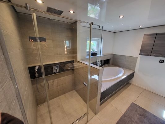 Bad Große Dusche mit ebenerdigem Zugang