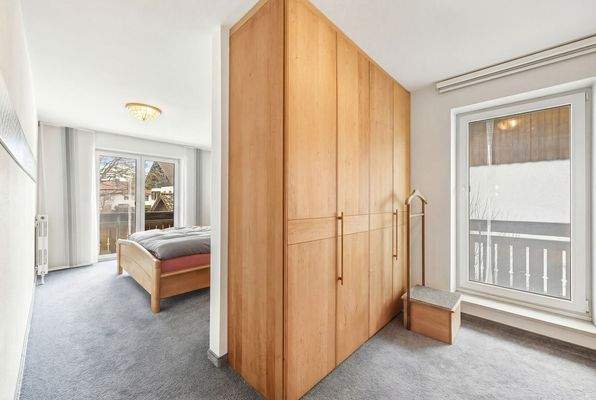 Schlafzimmer mit Ankleideraum