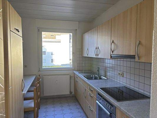 Zeitlose Einbauküche mit Sitzplatz