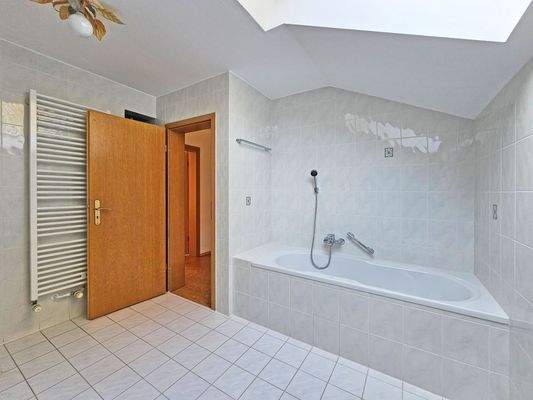 Wannenbad OG (Gegenrichtung) mit Wanne