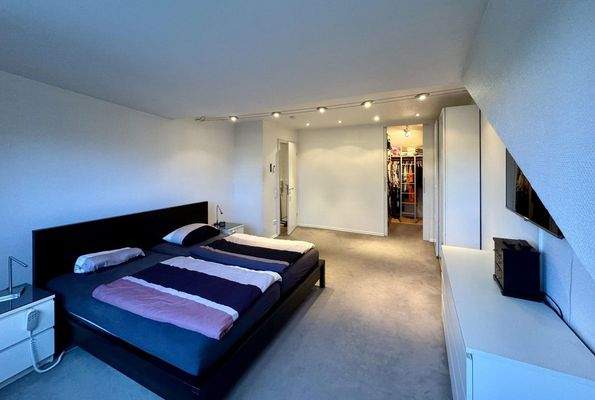 Blick in den Raum mit Ankleide