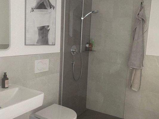 Bad mit bodengl. Dusche