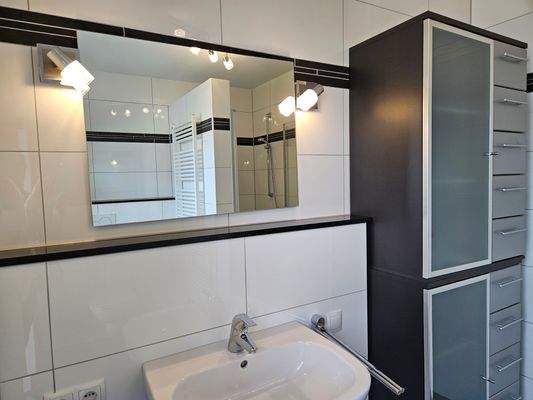 Bad: Waschtisch mit Granitablage und 2 Schränken
