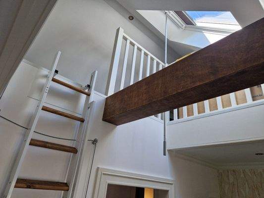 Blick vom Dachgeschoss in den teilausgebauten Spitzboden (Maisonette-Zimmer)