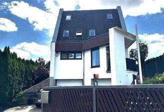 Grundstückseinfahrt mit Tor-Vorderansicht Haus