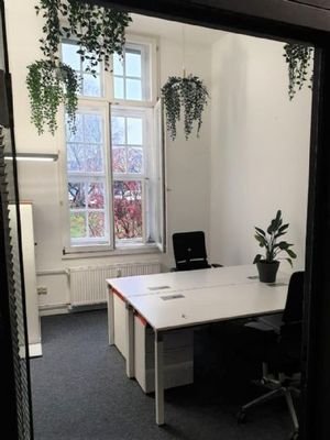 Büro mit zwei Arbeitsplätzen