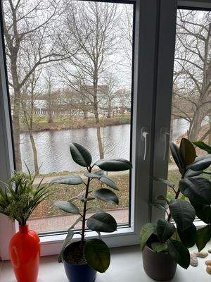 Mit Blick auf den Burggraben