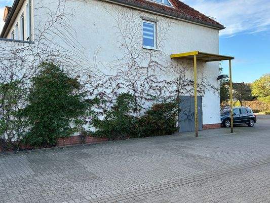 Warenanlieferung- Zugang außen.jpg