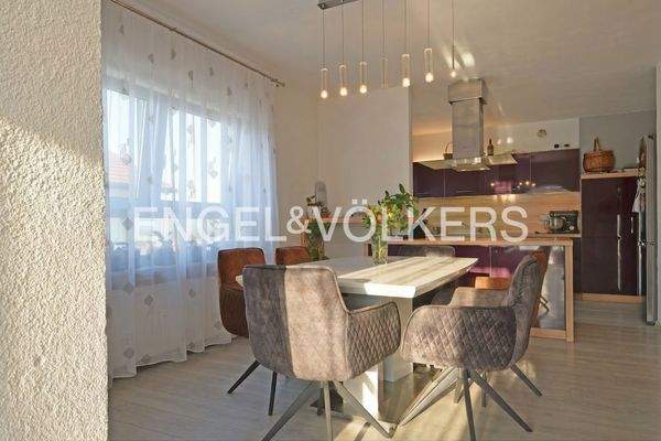 Offene Küche mit Essbereich im Obergeschoss