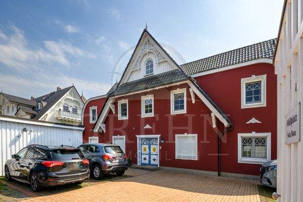 Hauseingang mit Stellplätzen.jpg