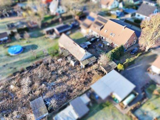Blick auf Wohnhaus und Nebengelass