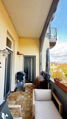 Loggia Zugang WoZi u Küche.