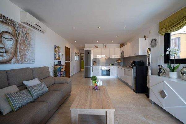 Wohnzimmer mit offener Küche