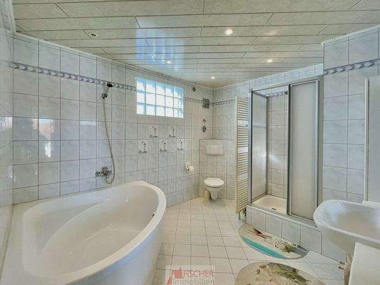 Bad mit Wanne und Dusche