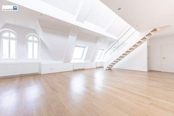 Wohn- / Esszimmer (ca. 56,10 m²) mit Küchenzeile und Aufgang zur Terrasse