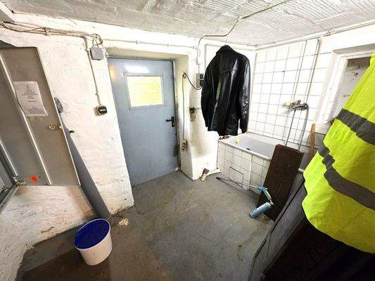 Kellerraum mit Badewanne