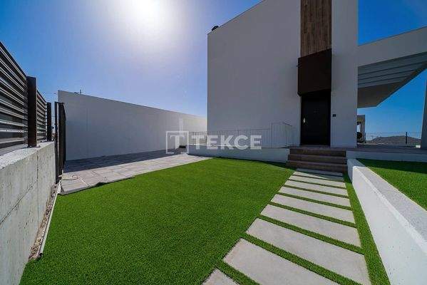 Villas in Proximity to the City in Finestrat Alicante