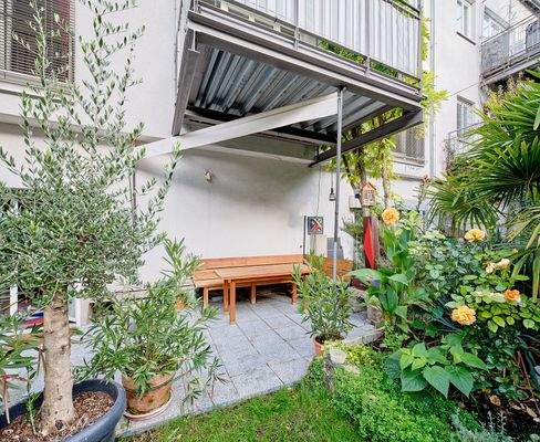 Terrasse und Gartenanteil