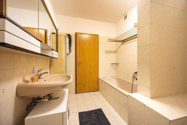 Innenliegendes Bad mit Dusche und Badewanne