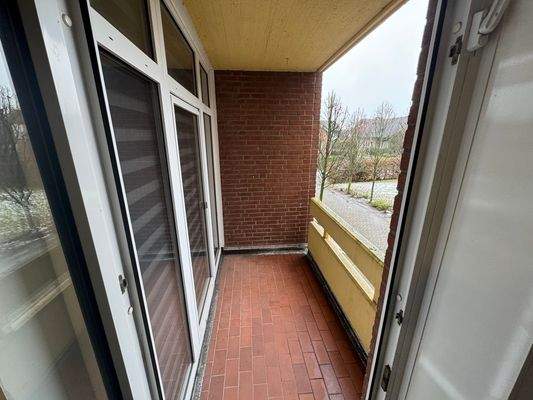 Balkon mit Backsteinwand