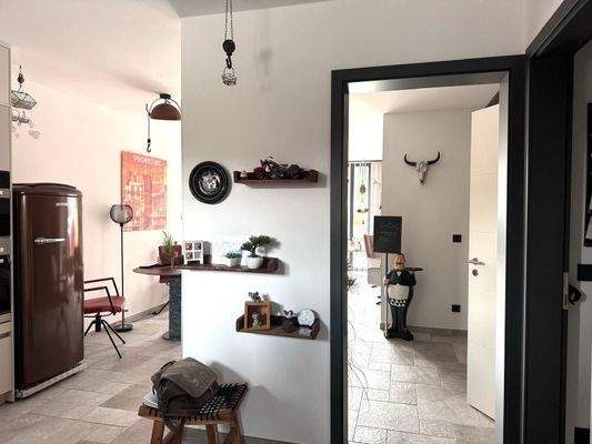 03-Eingangsbereich mit Blick auf Wohn- und Essbereich