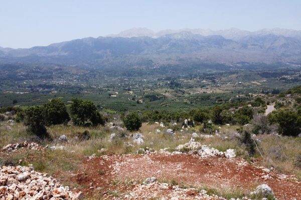 Kreta, Litsarda: Ruhiges Grundstück mit Baugenehmigung und atemberaubender Aussicht auf die Landschaft zu verkaufen