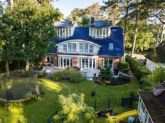 Eindrucksvolle Villa mit klassischer Architektur und maritimem Flair