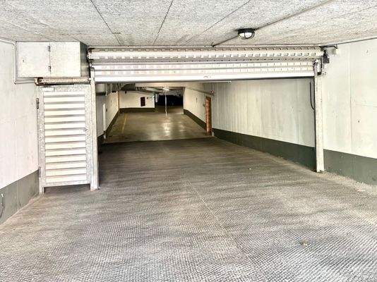 Einfahrt zu den gut anfahrbaren Stellplätzen