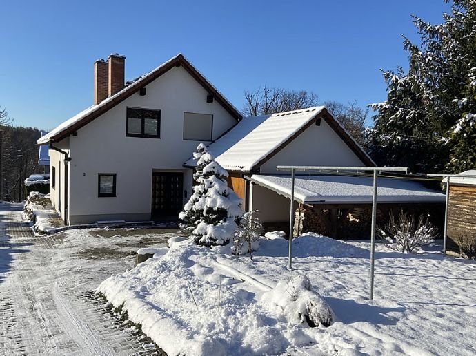 Lichtdurchflutetes Niedrigenergiehaus mit Kamin und Photovoltaik-Anlage