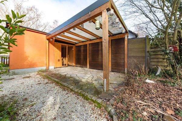 Blick auf Schuppen und Sauna