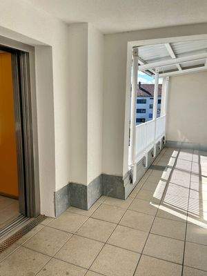 Aufzug und Laubengang 