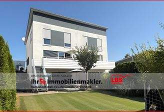 Gartenansicht mit Balkon und Terrasse