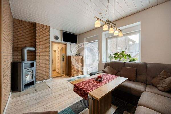 Der Blick in das Wohnzimmer im Erdgeschoss