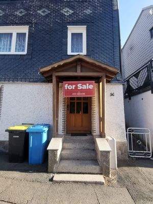 Straßenansicht mit Haustür