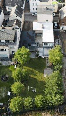 Außenansicht Grundstück im Sommer