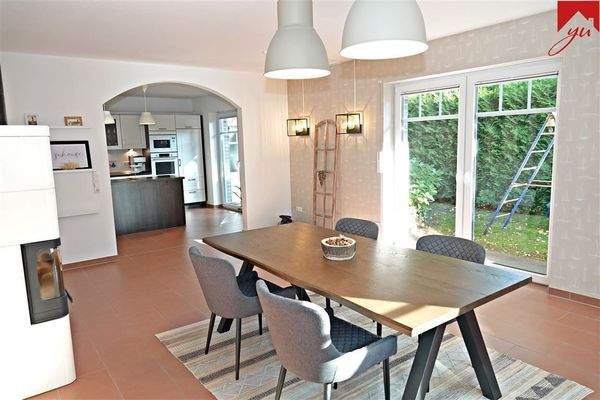 Esszimmer mit Zugang zur Terrasse