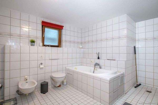 Badezimmer 1, mit Wanne, Bidet und bodengleicher Dusche