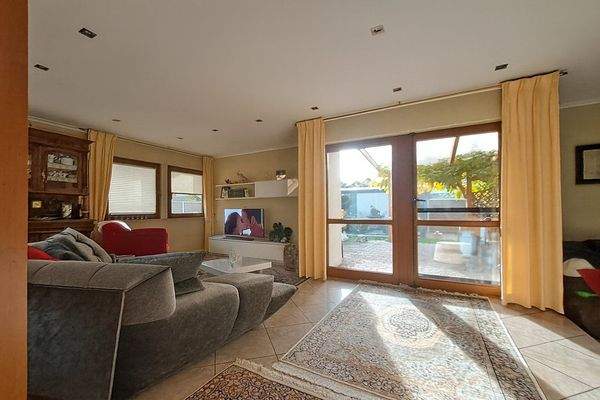 helles und geräumiges Wohnzimmer