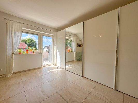 Schlafzimmer mit Zugang zum Balkon