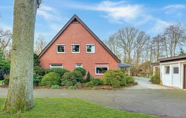 Giebelseite, Garagen und Werkstatt