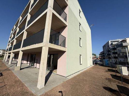 Haus_1_Top_1_Blick_aufGarten_mit_Blick_aufs_Wohnhaus