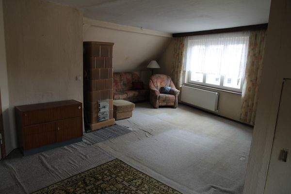 DG Wohnzimmer mit Kachelofen