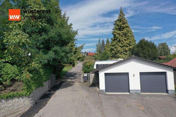 Einfahrt u. Doppelgarage