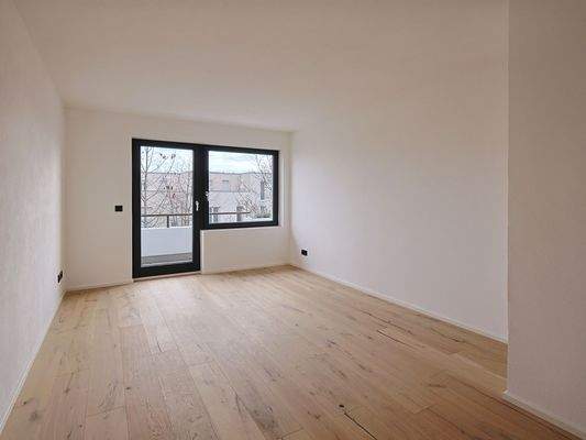 Geräumiges Schlafzimmer mit Balkonzugang