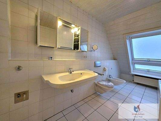 Badezimmer mit Duschbad