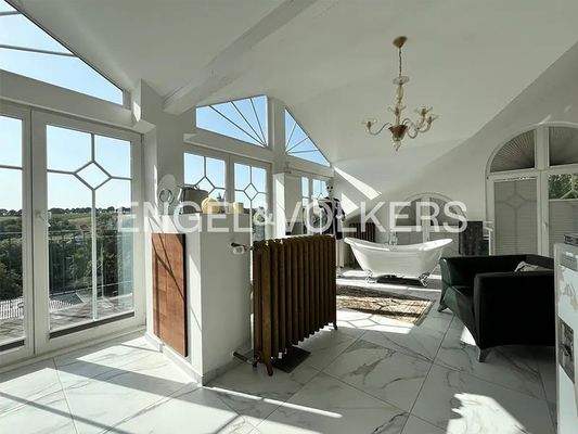 und freistehender Badewanne