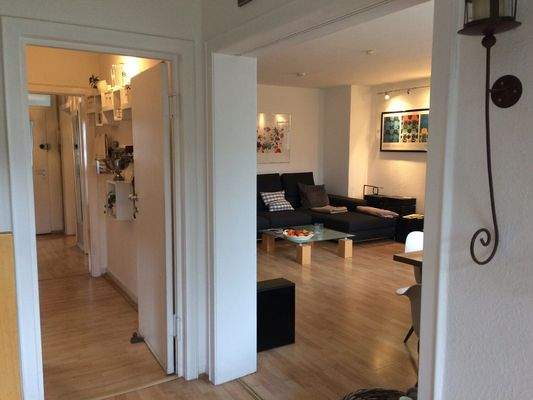 Flurblick mit Wohnzimmer im OG