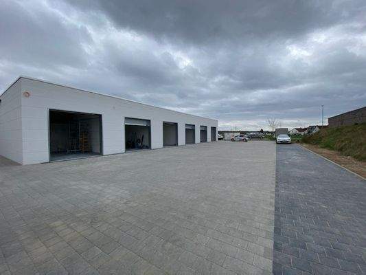 Außenansicht mit Parkflächen