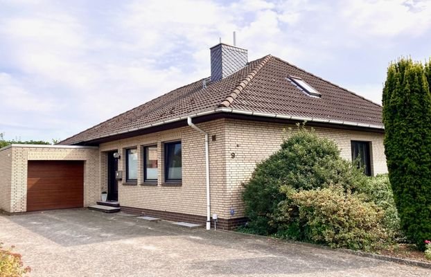 Wohnhaus mit Garage