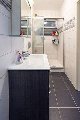 OG: Tageslichtbad mit Dusche